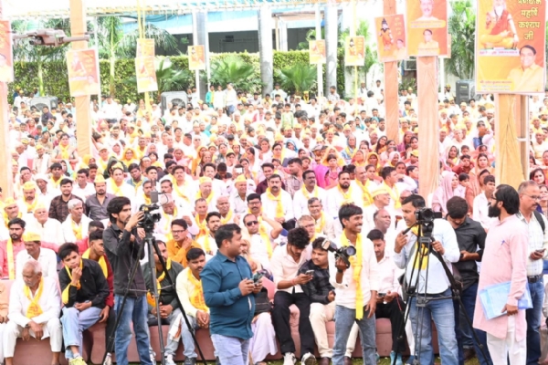 कश्यप समाज के कार्यक्रम में उपस्थित लोग