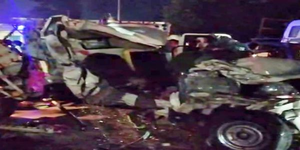 बिहार के कटिहार में बस और पिकअप वैन की टक्कर के बाद  घटनास्थल का दृश्य