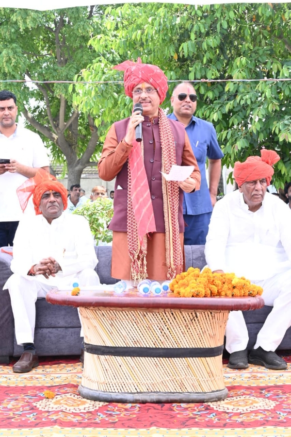 शामली में कार्यक्रम के दौरान मंच से बोलते सांसद एवं पूर्व उपमुख्यमंत्री डॉ दिनेश शर्मा