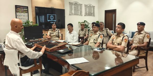 मंडल रेल प्रबंधक कार्यालय बैठक की अध्यक्षता करते हुए पुष्पेश रमण त्रिपाठी।