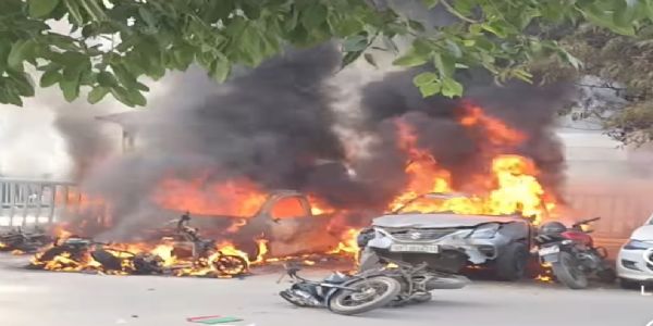 वेतन बढ़ाने को लेकर श्रमिकों का उपद्रव,  वाहनों, फैक्ट्रियों में तोड़फोड़ कर आगजनी, दर्जनों हिरासत में