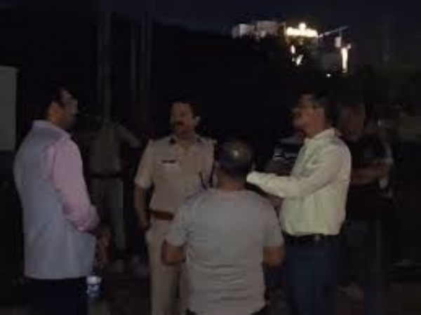 माैके पर अधिकारी