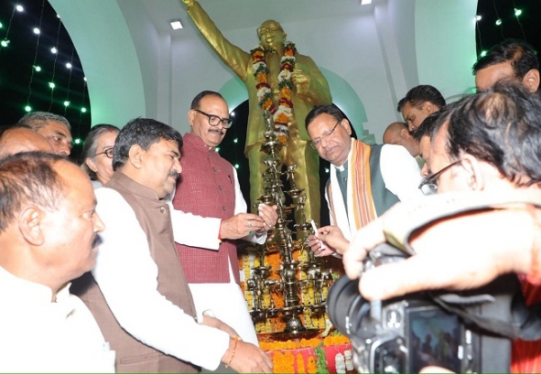 भाजपा के प्रदेश अध्यक्ष पंकज चौधरी, प्रदेश महामंत्री (संगठन) धर्मपाल सिंह, उप मुख्यमंत्री श्री ब्रजेश पाठक ने बाबा साहेब को दीपार्चन करते