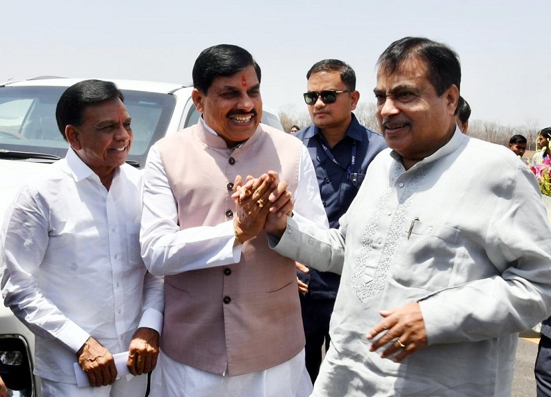 भोपाल पहुंचने पर केन्द्रीय मंत्री गडकरी का स्वागत करते हुए मुख्यमंत्री मोहन यादव भोपाल पहुंचने पर केन्द्रीय मंत्री गडकरी का स्वागत करते हुए मुख्यमंत्री मोहन यादव