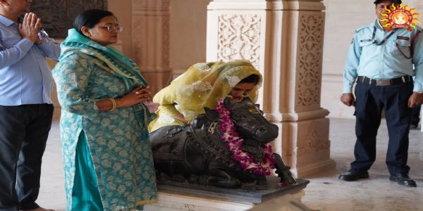 सप्त मंदिर में दर्शन करते हुए आम श्रद्धालु सप्त मंदिर में दर्शन करते हुए आम श्रद्धालु