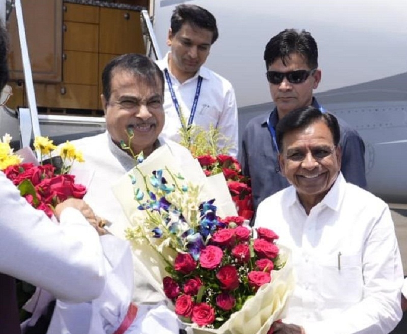 भोपाल पहुंचने पर केन्द्रीय मंत्री गडकरी का स्वागत करते हुए उप मुख्यमंत्री देवड़ा भोपाल पहुंचने पर केन्द्रीय मंत्री गडकरी का स्वागत करते हुए उप मुख्यमंत्री देवड़ा