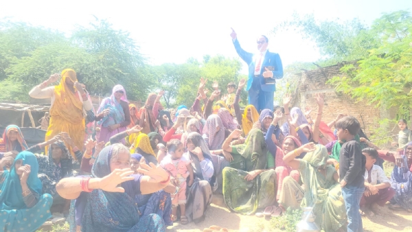 फोटो-अम्बेडकर की प्रतिमा के न हटाने की जिद पर धरने पर बैठी महिलाएं फोटो-अम्बेडकर की प्रतिमा के न हटाने की जिद पर धरने पर बैठी महिलाएं