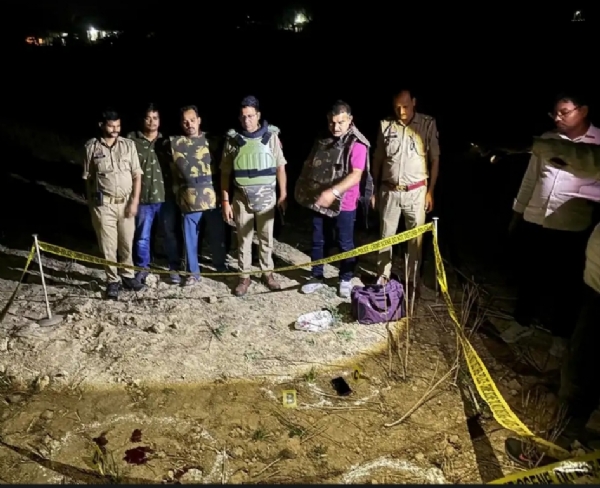 मुठभेड़ के बाद घटनास्थल पर मौजूद पुलिस टीम।