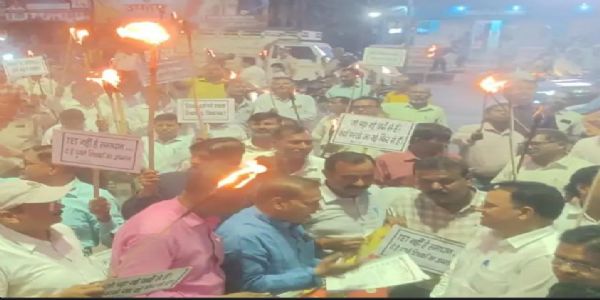 शिक्षकों ने अपनी विभिन्न मांगों को लेकर निकाला मशाल जुलूस