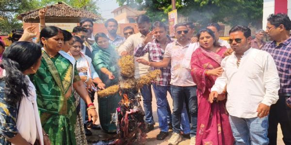 साड़ी वितरण में अनियमितता पर भड़की महिला कांग्रेस, किया प्रदर्शन, फूंका पुतला