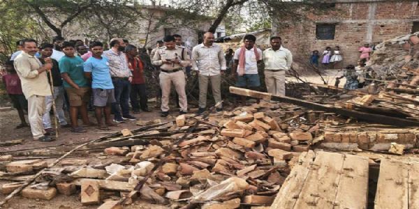 दीवार गिरने से मलबे में दबकर नाबालिग की माैत
