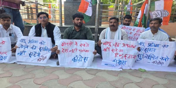 गांधी प्रतिमा से छेड़छाड़ पर फूटा गुस्सा, कांग्रेस का धरना—दोषियों की गिरफ्तारी की मांग तेज