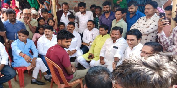 फारबिसगंज दोहरे हत्याकांड मामले में राजद के एक शिष्टमंडल ने पीड़ित परिवार से की मुलाकात