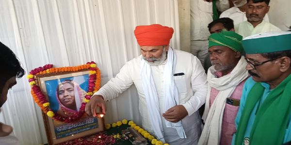 भाकियू नेता के घर पहुंचे राकेश टिकैत, दी श्रद्धांजलि