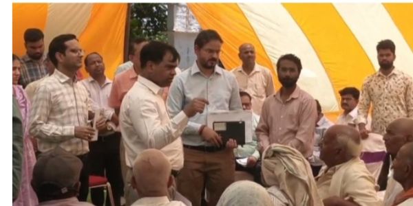 रीवा: ज्वाइनिंग के पहले ही दिन फील्ड में उतरे कलेक्टर, जतरी गांव पहुंचकर सुनीं समस्याएं