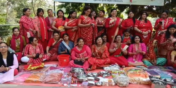 संस्था ने कन्या दान के लिए सामग्री की भेंट