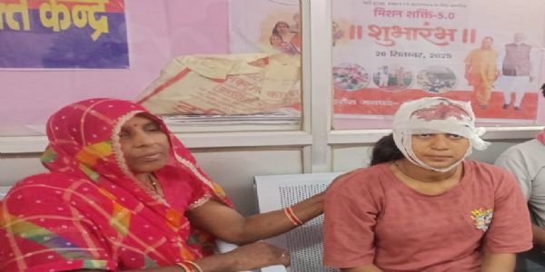 अश्लील गाना बजाने का विरोध करने पर मां-बेटी पर हमला, छात्रा ट्रामा सेंटर रेफर