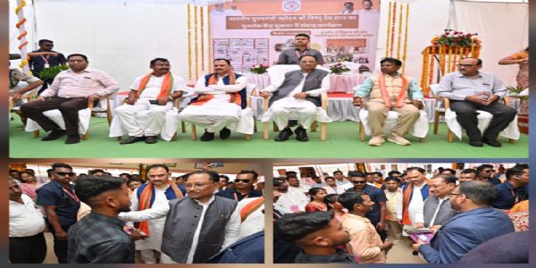 मुख्यमंत्री ने सुकमा पुनर्वास केंद्र का किया अवलोकन, पुनर्वासितों से किया संवाद