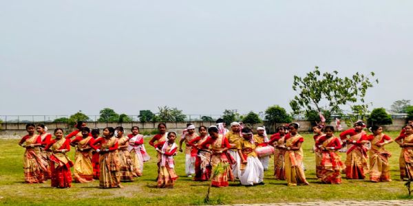 गुवाहाटी के विभिन्न विद्यालयों में आयोजित हुआ प्री रंगाली बिहू