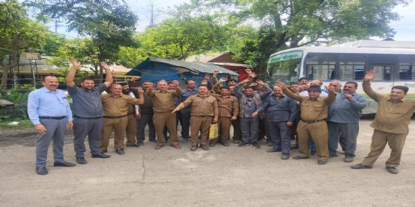 जोगिंद्रनगर में परिचालक पर हमले के खिलाफ एचआरटीसी ड्राइवर यूनियन का प्रदर्शन