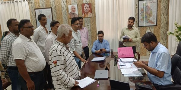 जनहित से जुड़े मामलों में संवेदनशीलता के साथ करें कार्य : जिलाधिकारी