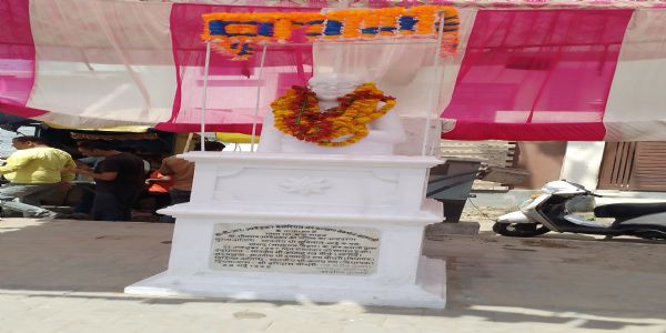 बाबा साहब डॉ. भीमराव अंबेडकर की जयंती की पूर्व संध्या पर प्रतिमा पर किया माल्यार्पण