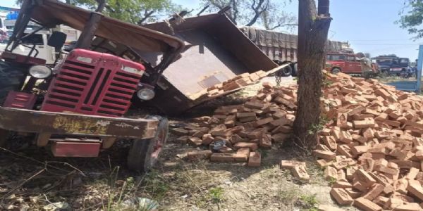 अनियंत्रित ट्रैक्टर ट्रॉली पलटने से मजदूर की दबने से मौत