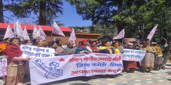 कमला नेहरू अस्पताल स्थानांतरण के विरोध में महिलाओं का प्रदर्शन