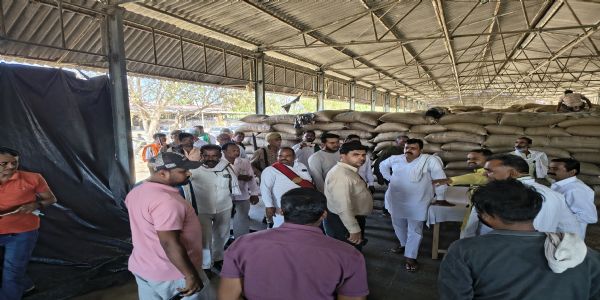 नवीन गल्ला मंडी में संचालित गेहूं खरीद केंद्रों की अनियमितताओं को लेकर भाकियू के प्रदेश अध्यक्ष भड़के