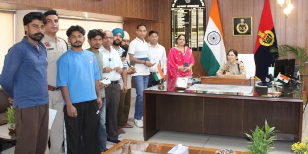 फतेहाबाद पुलिस ने गुम हुए 10 मोबाइल बरामद कर मालिकों को सौंपे