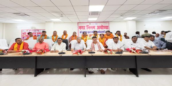 महापौर ने नामित पार्षदों को अयोध्या नगर निगम की दिलाई शपथ