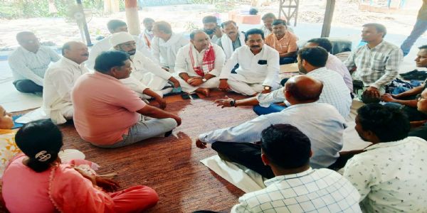 बीएचयू में कर्मियों का धरना- प्रदर्शन जारी, कांग्रेस के नेताओं ने पहुंच कर किया समर्थन