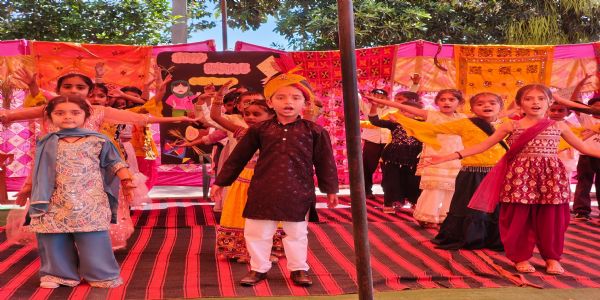 बैसाखी पर रंगारंग कार्यक्रम, सांस्कृतिक प्रस्तुतियों से झलकी डोगरा परंपरा, मेधावी छात्रों को किया सम्मानित