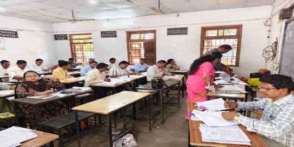 हिंदी विषय की 5500 उत्तर पुस्तिकाएं मूल्यांकन के लिए पहुंची