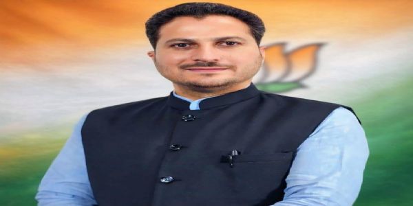 हिमाचल में चल रही अफसरशाही की लड़ाई : राकेश जमवाल