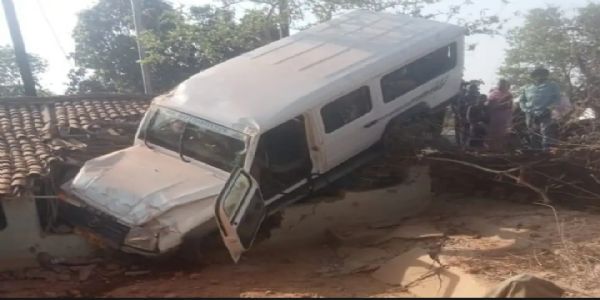 अनूपपुर: चलती कार टायर फटने से घर में घुसी, तीन घायल