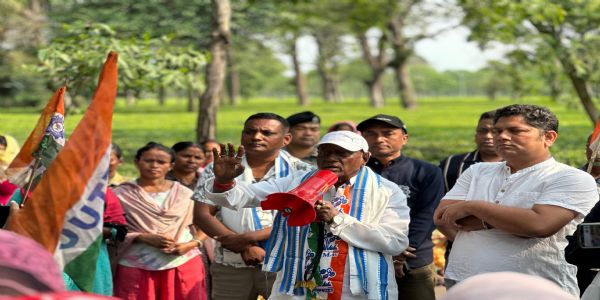 चाय बागान इलाके में तृणमूल उम्मीदवार ने किया प्रचार