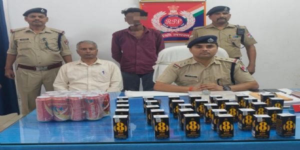 ट्रेन में शराब तस्कर गिरफ्तार, 11.76 लीटर अंग्रेजी शराब बरामद