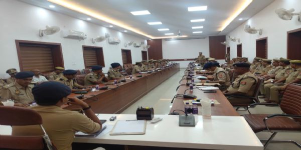 नवागत पुलिस अधीक्षक ने मातहतों की ली क्लास, पढ़ाया आपराधियों से निपटने का पाठ