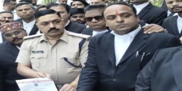 आरक्षक, अधिवक्ता विवाद में उद्धेलित अधिवक्ताओं ने एसपी को ज्ञापन दिया