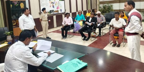 डीएम की अध्यक्षता में जनसुनवाई, कई मामलों का ऑन-द-स्पॉट निष्पादन