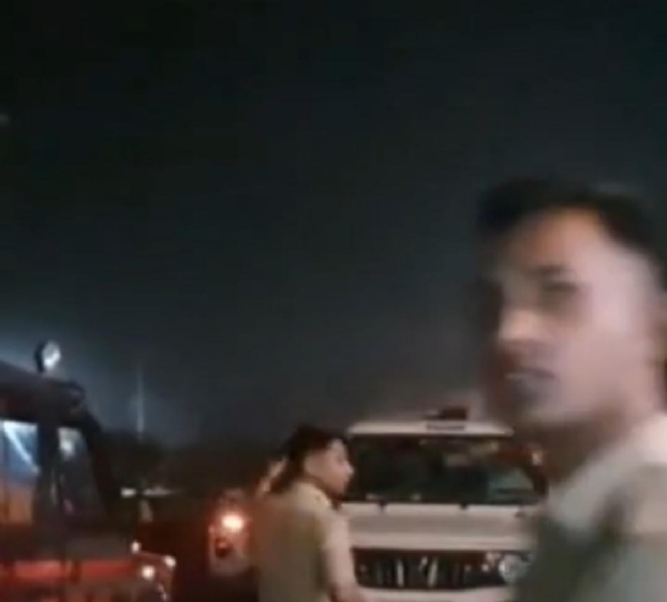 फोटोघटनास्थल पर पहुंची पुलिस फोटोघटनास्थल पर पहुंची पुलिस