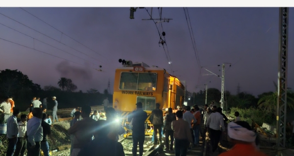 दो पहिए पटरी से उतरे, पांच घंटे ठप रहा रेल यातायात दो पहिए पटरी से उतरे, पांच घंटे ठप रहा रेल यातायात