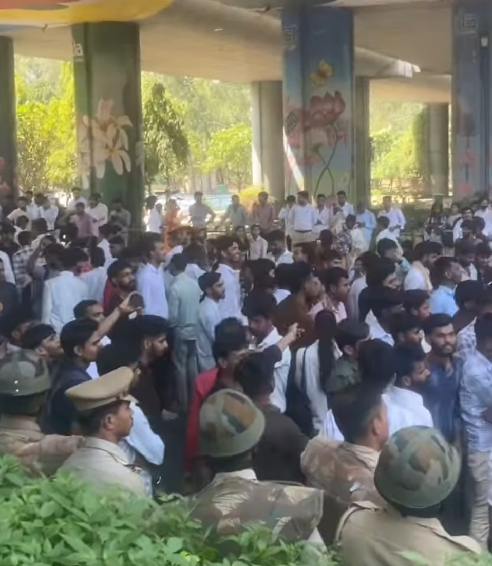 वेतन बढ़ाने को लेकर श्रमिकों का उपद्रव,  वाहनों, फैक्ट्रियों में तोड़फोड़ कर आगजनी, दर्जनों हिरासत में