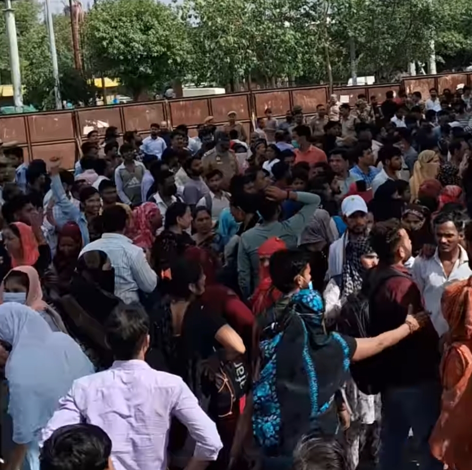 वेतन बढ़ाने को लेकर श्रमिकों का उपद्रव,  वाहनों, फैक्ट्रियों में तोड़फोड़ कर आगजनी, दर्जनों हिरासत में