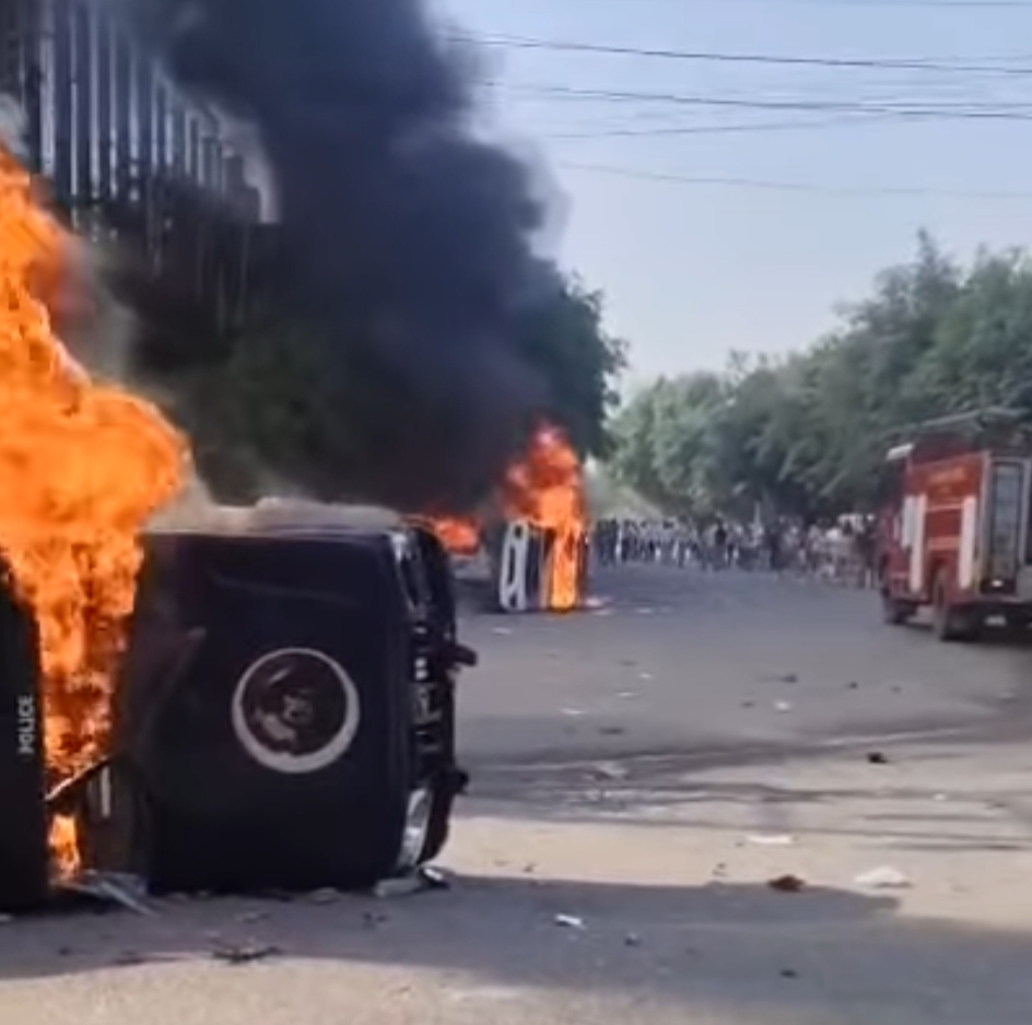 वेतन बढ़ाने को लेकर श्रमिकों का उपद्रव,  वाहनों, फैक्ट्रियों में तोड़फोड़ कर आगजनी, दर्जनों हिरासत में