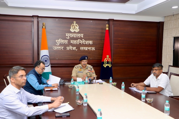 बैठक करते डीजीपी