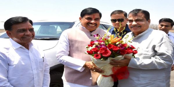भोपाल पहुंचने पर केन्द्रीय मंत्री गडकरी का स्वागत करते हुए मुख्यमंत्री मोहन यादव भोपाल पहुंचने पर केन्द्रीय मंत्री गडकरी का स्वागत करते हुए मुख्यमंत्री मोहन यादव