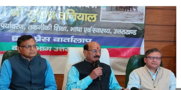 वन मंत्री सुबोध उनियाल पत्रकारों से बातचीत करते हुए।