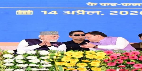 प्रधानमंत्री से मुख्यमंत्री पुष्कर सिंह धामी मंच पर बातचीत करते हुए।